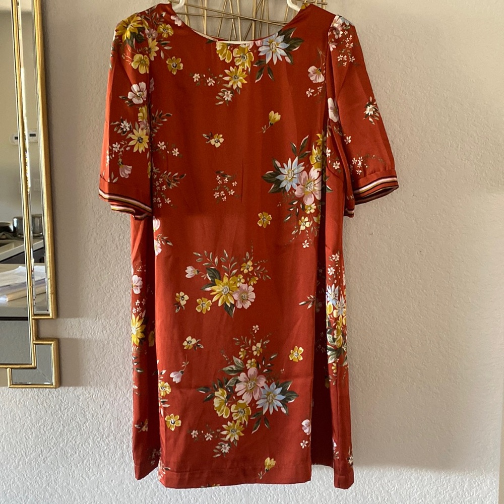 Beautiful soft short sleeve polyester mid length dress